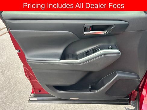 Used 2024 Toyota Highlander XLE FWD image 3