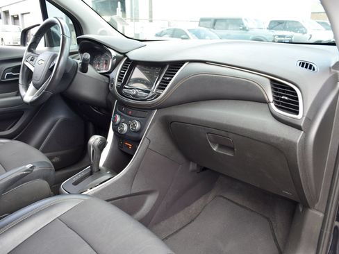 Used 2019 Chevrolet Trax LT w/ LT Convenience Package FWD image 19