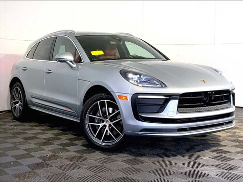 Certified 2023 Porsche Macan image 9