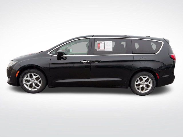 Used 2017 Chrysler Pacifica Touring Plus w/ Tire & Wheel Group FWD image 3