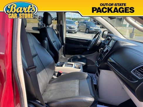 Used 2013 Chrysler Town & Country Touring FWD image 16
