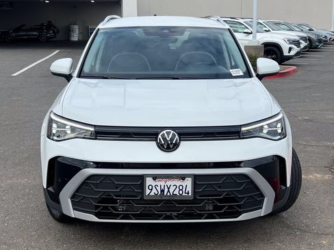 Used 2025 Volkswagen Taos SE FWD image 4