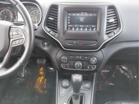 Used 2020 Jeep Cherokee Latitude Plus w/ Cold Weather Group image 39