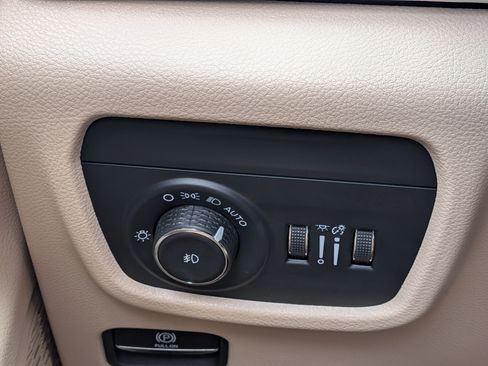 Used 2025 Jeep Grand Cherokee Limited image 25