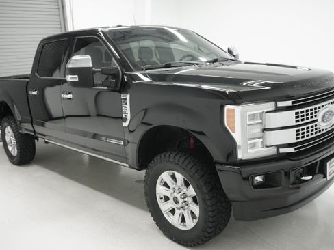 Used 2017 Ford F250 Platinum w/ FX4 Off-Road Package AWD/4WD image 2
