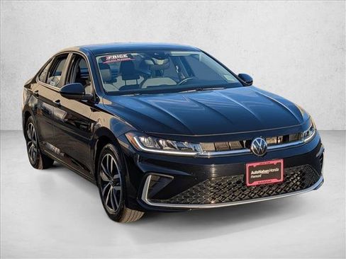 Used 2025 Volkswagen Jetta SE image 3