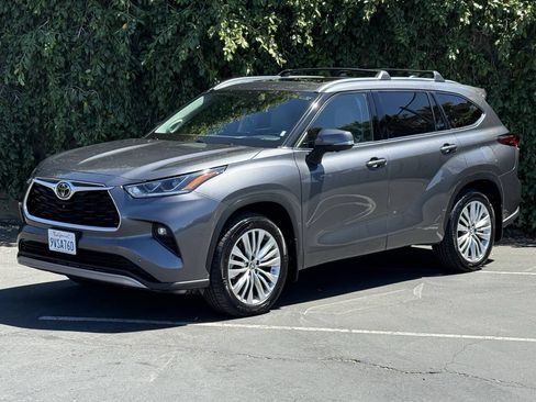 Used 2023 Toyota Highlander Platinum FWD image 4