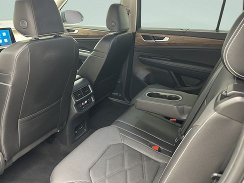 Used 2025 Volkswagen Atlas SE AWD/4WD image 9