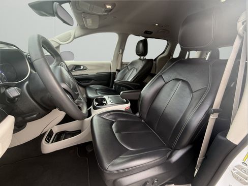 Used 2024 Chrysler Pacifica Touring-L image 4