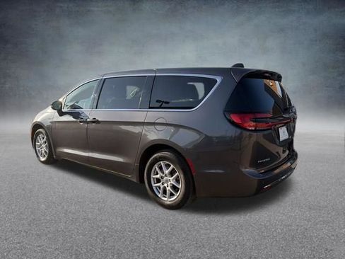 Used 2023 Chrysler Pacifica Touring-L image 8