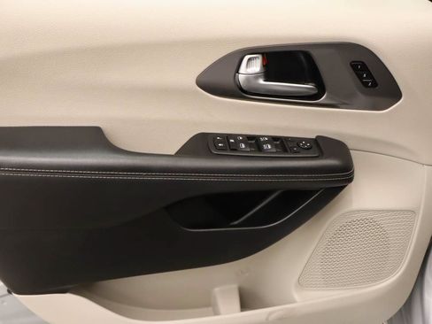Used 2023 Chrysler Pacifica Touring-L FWD image 19