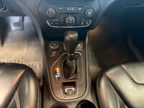 Used 2019 Jeep Cherokee Latitude Plus w/ Comfort/Convenience Group AWD/4WD image 12
