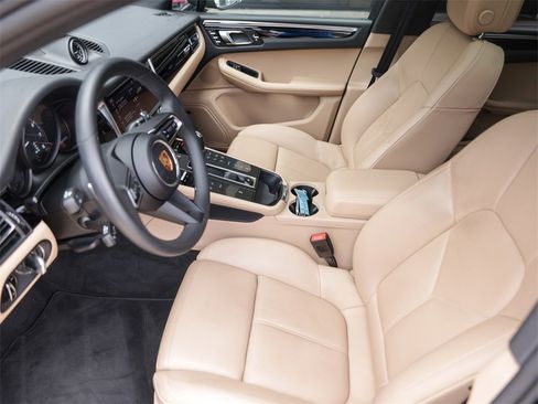Certified 2025 Porsche Macan image 15