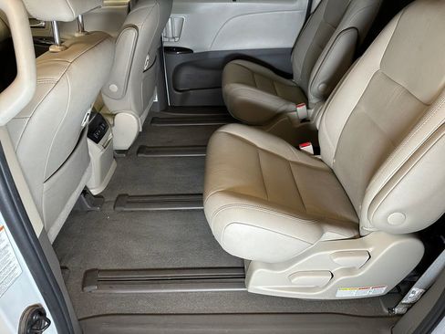 Used 2020 Toyota Sienna XLE w/ XLE Navigation Package AWD/4WD image 21