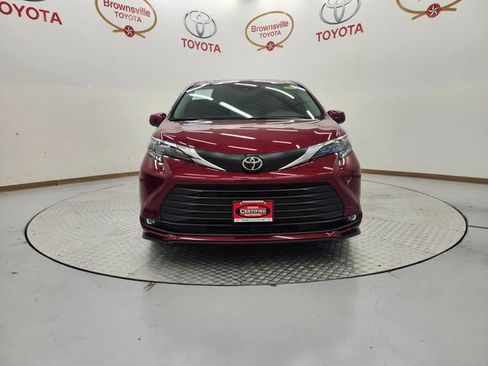 Used 2026 Toyota Sienna XLE FWD image 4