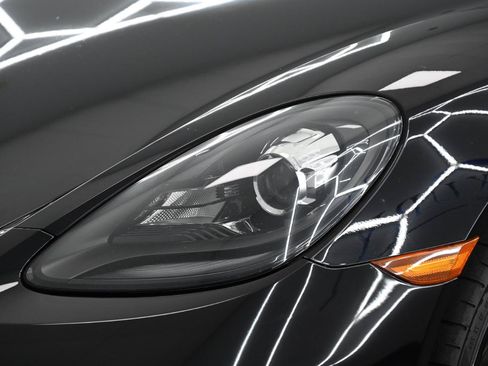 Used 2018 Porsche 718 Cayman RWD image 8