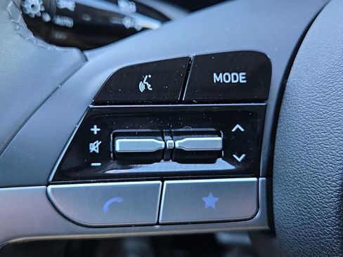 Used 2025 Hyundai Elantra Limited image 24