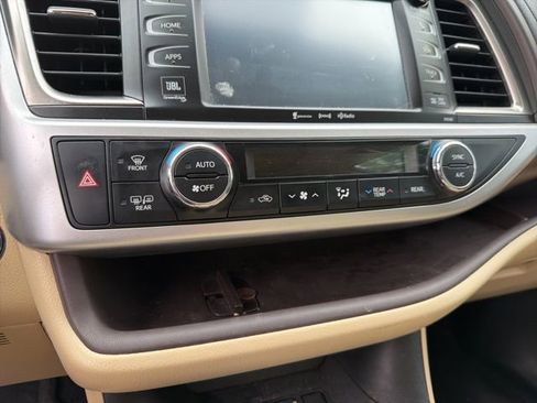 Used 2016 Toyota Highlander Limited image 17
