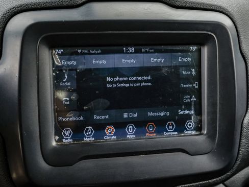 Used 2018 Jeep Renegade Latitude FWD image 32