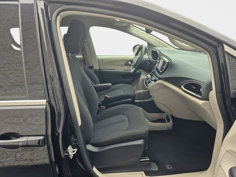 Used 2024 Chrysler Voyager LX image 18