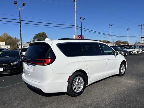 Used 2022 Chrysler Pacifica Touring-L image 6