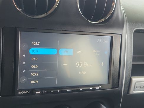 Used 2014 Jeep Compass Latitude w/ Sun/Sound Group FWD image 19