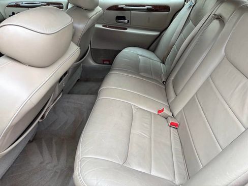 Used 2001 Lincoln Town Car Signature RWD image 4