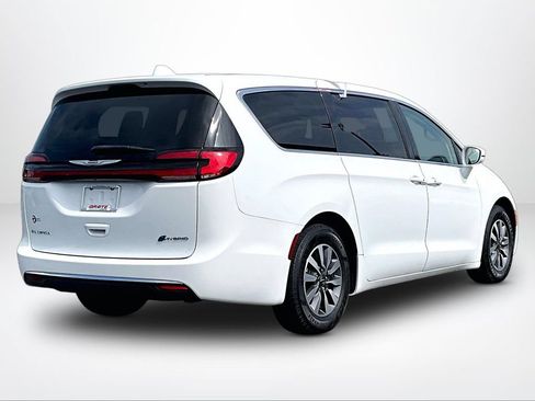 Used 2022 Chrysler Pacifica Touring-L FWD image 2