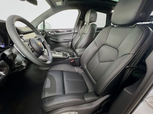 Certified 2026 Porsche Macan AWD/4WD image 5