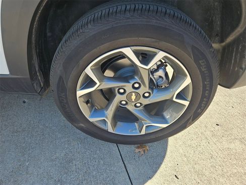 Used 2025 Chevrolet Trax LT w/ LT Convenience Package image 28