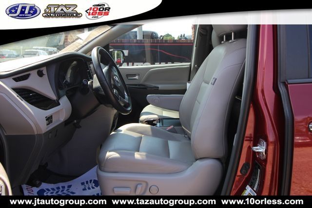 Used 2018 Toyota Sienna XLE Premium w/ Carpet Mat Package FWD image 10