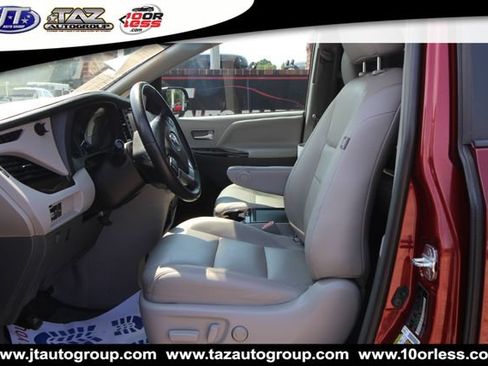 Used 2018 Toyota Sienna XLE Premium w/ Carpet Mat Package FWD image 10
