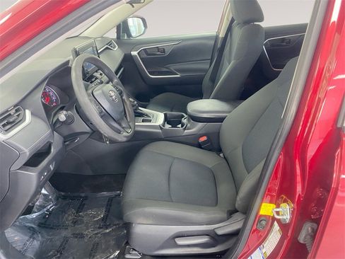 Used 2021 Toyota RAV4 LE image 9