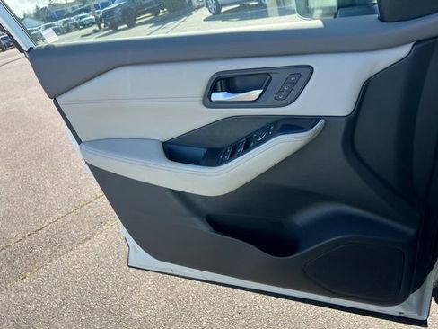 Used 2023 Nissan Rogue SL image 18