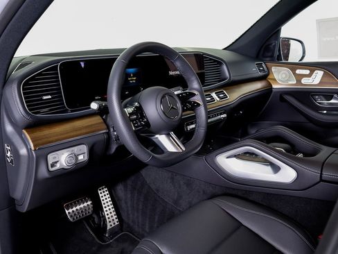 Used 2025 Mercedes-Benz GLS 450 4MATIC image 4