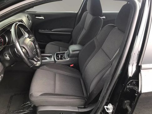 Used 2019 Dodge Charger SXT AWD/4WD image 2