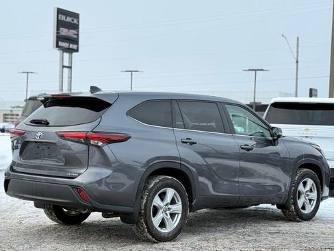 Used 2024 Toyota Highlander LE image 32