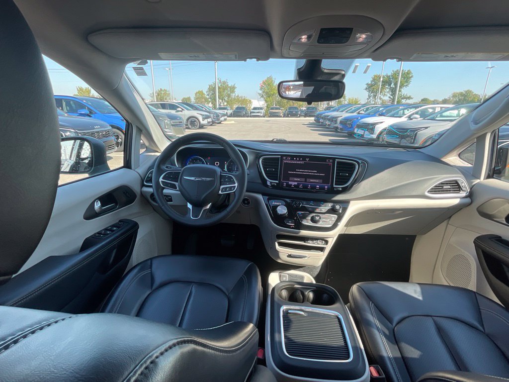Used 2023 Chrysler Pacifica Touring-L FWD image 20