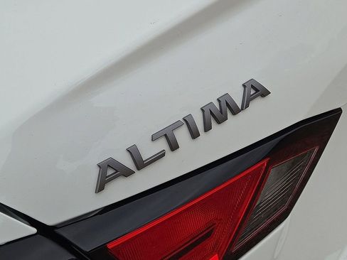 Used 2025 Nissan Altima 2.5 SV FWD image 11