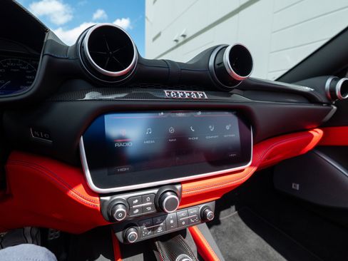 Used 2019 Ferrari Portofino RWD image 71