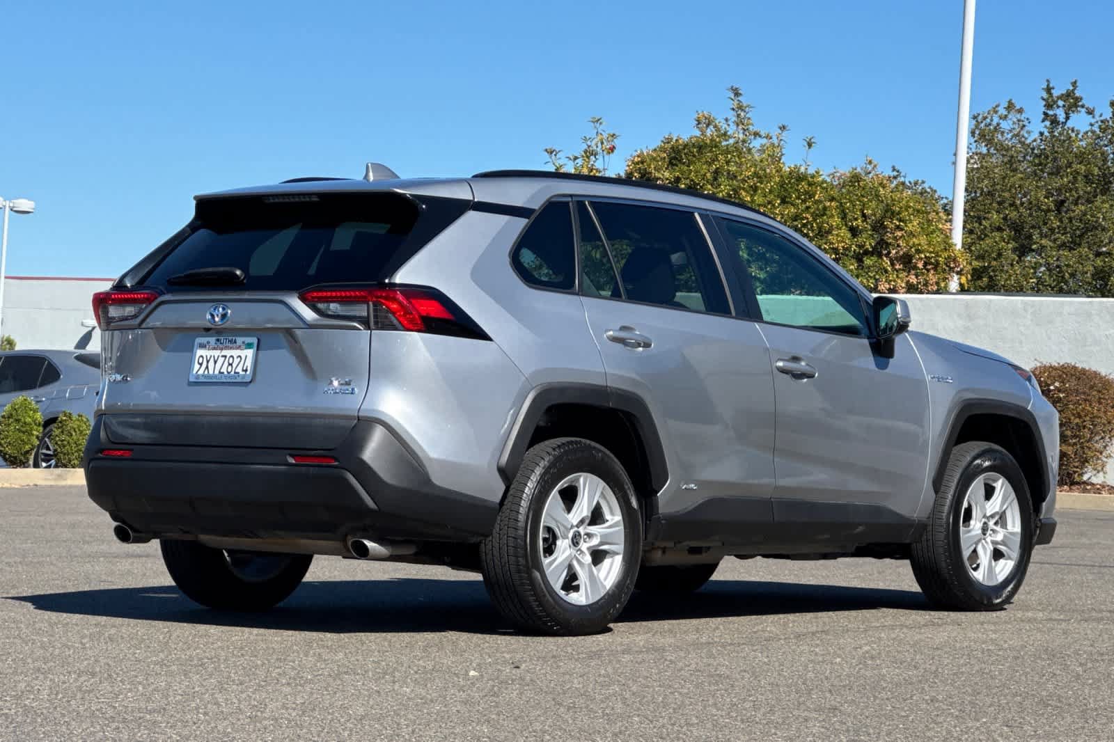 Used 2021 Toyota RAV4 XLE AWD/4WD image 2