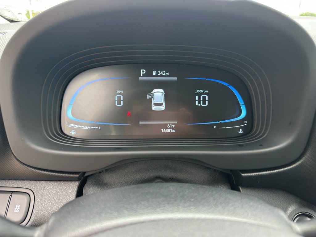 Used 2025 Hyundai Venue SEL FWD image 17