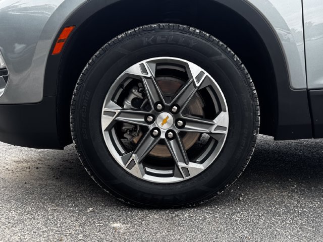 Used 2025 Chevrolet Blazer LT FWD image 3