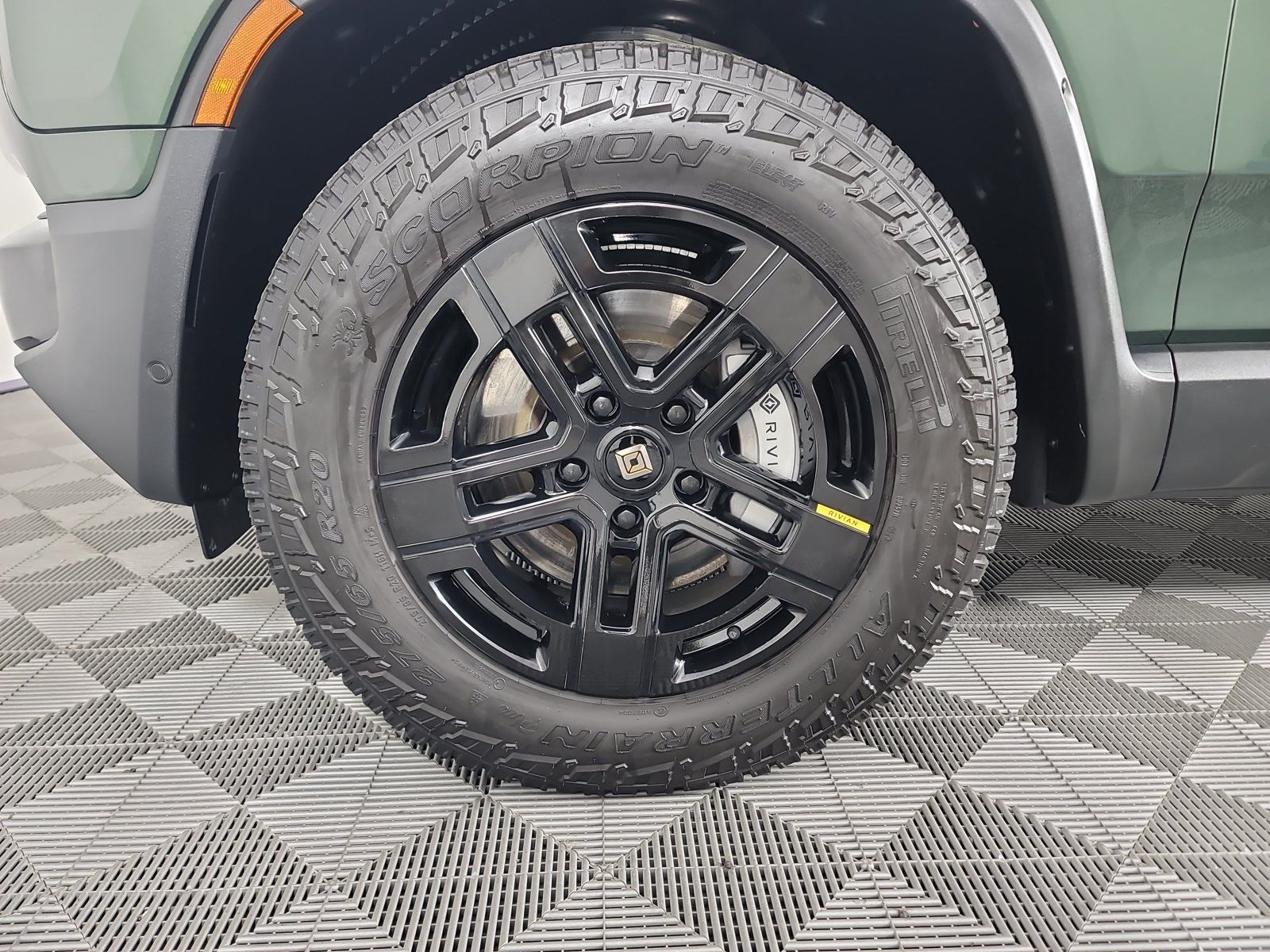 Used 2023 Rivian R1S Adventure Dual AWD/4WD image 9