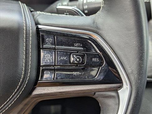 Used 2022 Jeep Grand Cherokee Overland w/ Luxury Tech Group IV AWD/4WD image 12