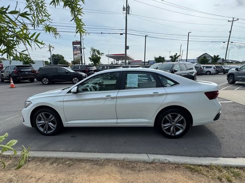 Used 2023 Volkswagen Jetta SE FWD image 4