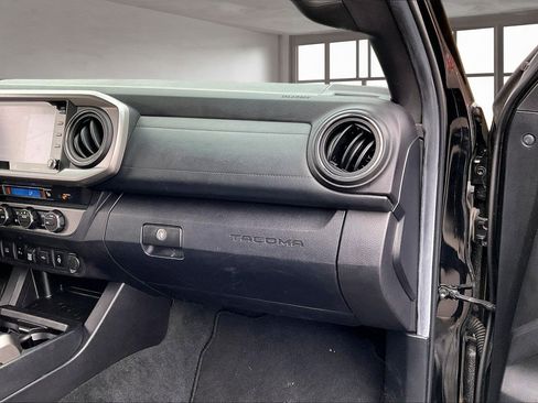 Used 2022 Toyota Tacoma Limited image 27
