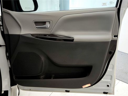 Used 2018 Toyota Sienna XLE image 19