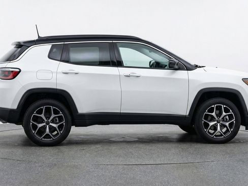 Used 2025 Jeep Compass Limited image 11