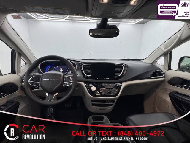Used 2023 Chrysler Pacifica Touring-L FWD image 16